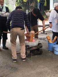臼にお餅が入ったところ