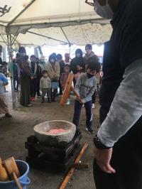 こどもがお餅をつく様子