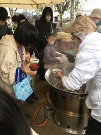 ぜんざいを配る