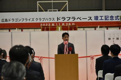 挨拶する市長
