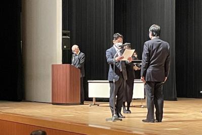 委嘱状を渡す姿