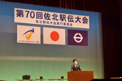 閉会式での挨拶のようす
