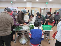 お野菜を購入する皆さん