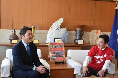 新井監督と談笑する市長