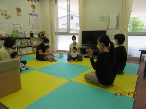 「絵本大好き！」の画像2　おはなし先生が絵本の読み聞かせをしている様子。