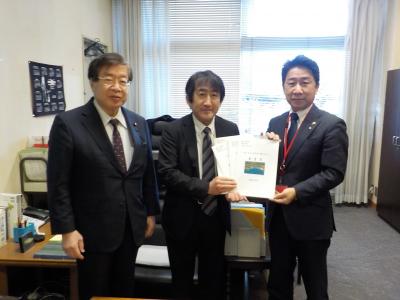 国土交通省で道路局長に要望書を渡す
