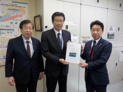 国土交通省で要望書を渡す