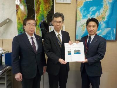 国土交通省で要望書を渡す