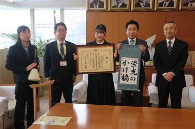 応接室で作品と賞状を見る市長たち