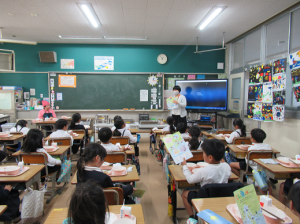パンフレットを活用した指導風景の写真