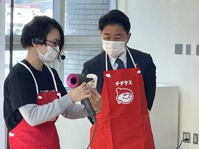 チチヤスヨーグルトのパッケージ加工を見る市長