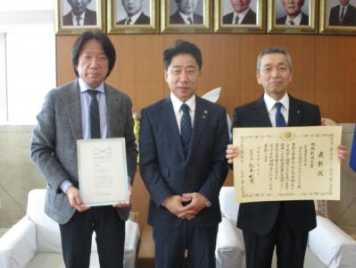 賞状を手にする男性２人と市長