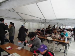 豚汁試食中