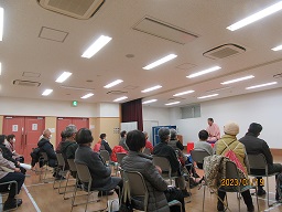 聞き入る様子