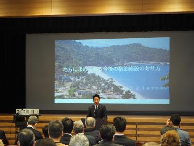 エット宮島交流館の会議室で参加者を前に挨拶する市長