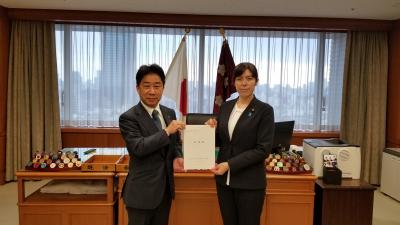 防衛省で要望書を持つ市長と防衛大臣政務官