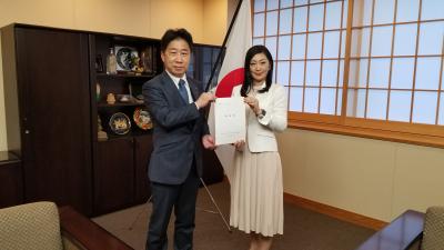 外務大臣政務官に要望書を渡す市長
