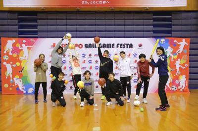 ボールを持ってポーズをとる女性アスリート10人