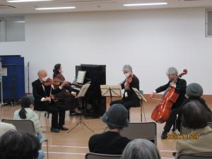 演奏する様子