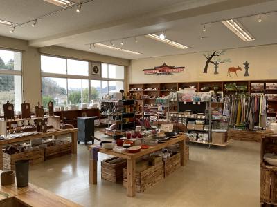 さまざまな商品が置かれた売り場