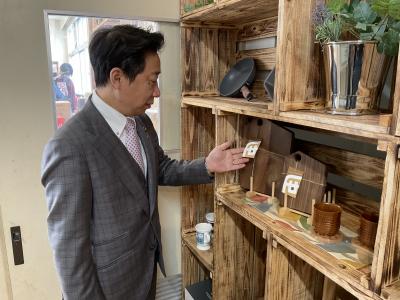 並んだ商品を見る市長