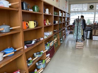 カラフルな鍋ややかんが置いてある陳列棚