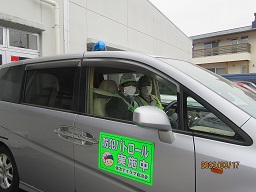 青色のパトランプとステッカーが目印の車