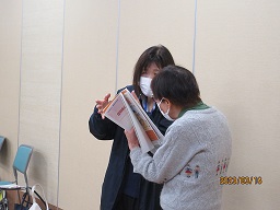 質問をする様子