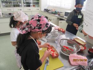 子ども料理教室の様子1