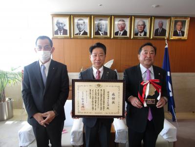 受賞報告の様子