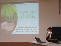 先生がスライドに添って説明している様子