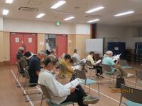 熱心にお話を聞く様子