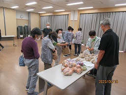 大きなじゃがいもや玉ねぎの販売