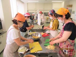 料理をしている様子1