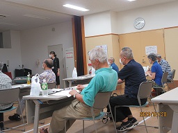 メモをしながらお話を聞いている様子