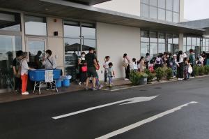 来場者の様子　市民センター外