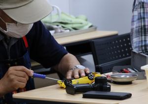 おもちゃ病院　ドクター作業中