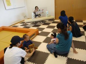 絵本の読み聞かせの様子　大人４人、子ども４人