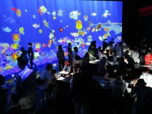 魚が泳ぐ大きなスクリーン