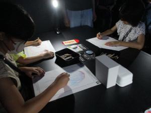 海の生き物に色を塗っている様子