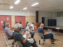 メモを取りながら受講している様子