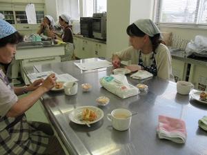 試食を兼ねたお茶タイムの様子