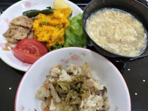 メニュー（とり飯、かぼちゃのサラダ、レンコンとゴボウのきんぴら、かき玉スープ）
