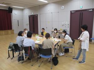 グループでの対話の様子とファシリテーター