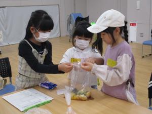 防災食づくり　ビニール袋の中で材料を混ぜている