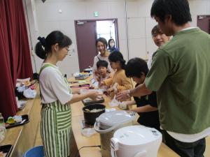 炒り豆ご飯をおむすびにしている