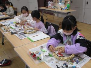 リースを作っている参加者（こどもたち）