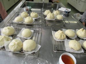 蒸し上がった豚まんとあんまん