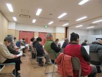 資料を手に熱心に聴講している様子