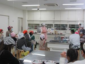 講師の話を子どもが聞いているいる様子